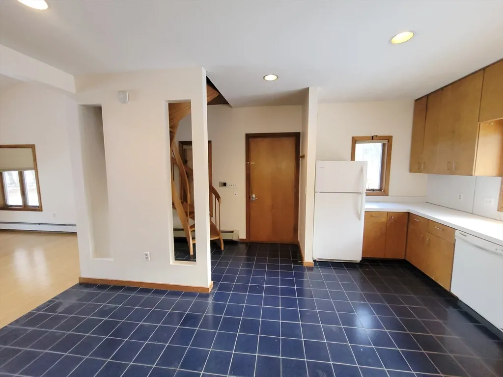 46 Long Hill Rd, Groton