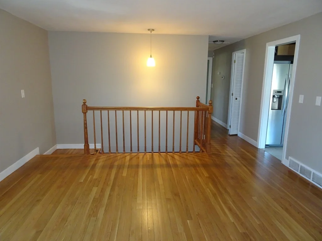 2 Lantern Ln, Burlington