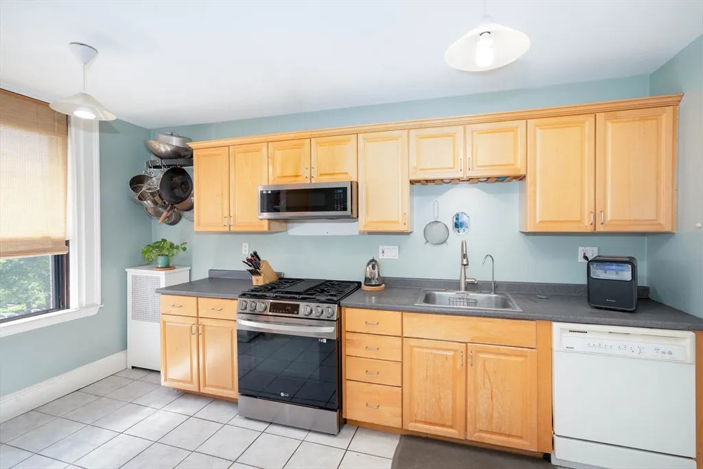 1064 Beacon St, Longwood