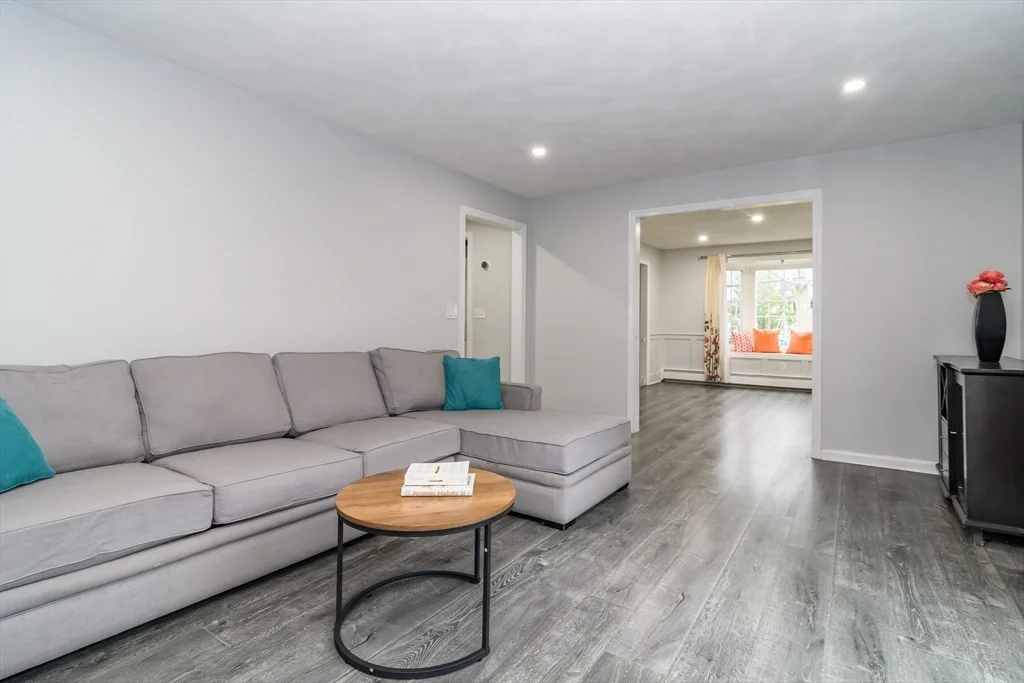 10 Homeward Ln, Natick