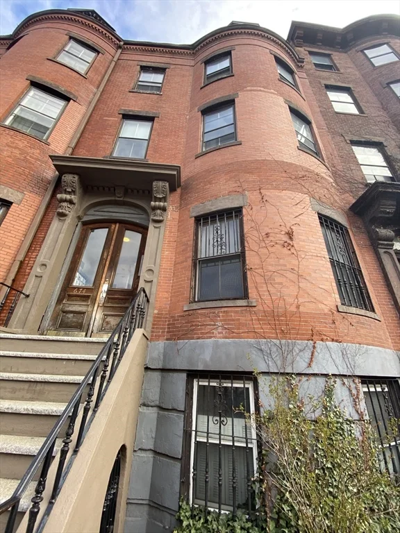674 Massachusetts, South End