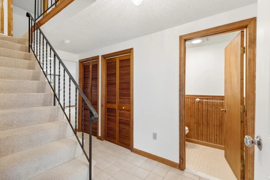 3 Sandpiper Ln, Long Beach