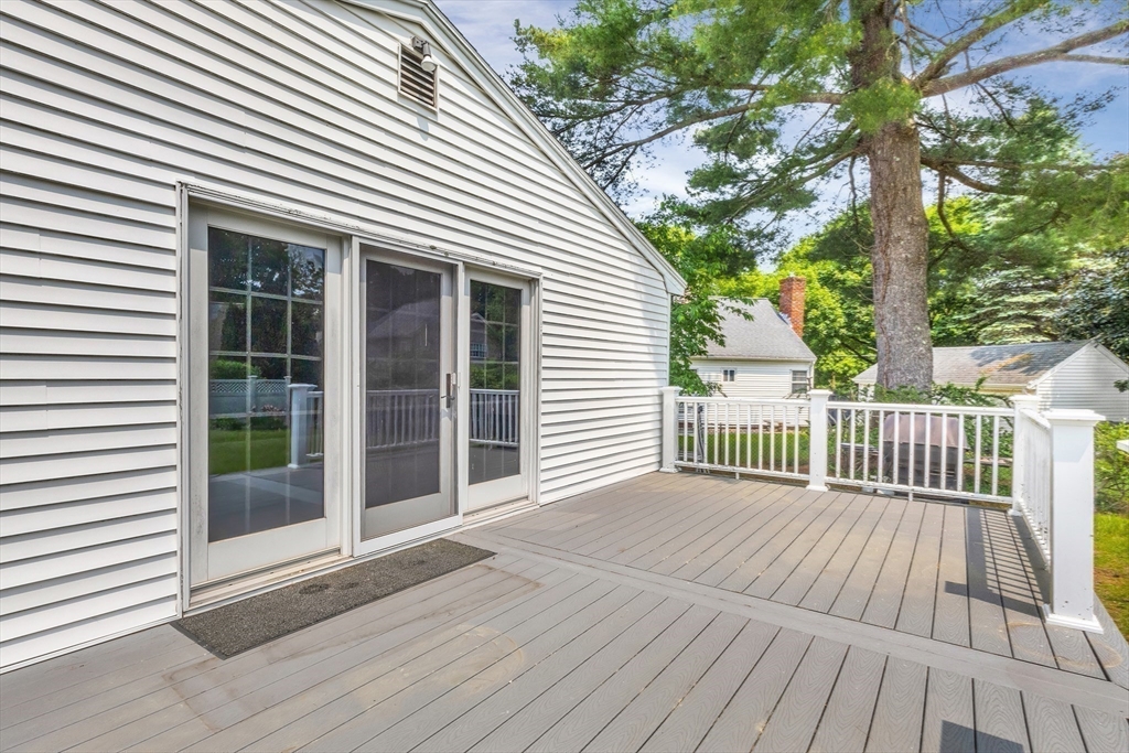 4 Oakridge Ave, Natick