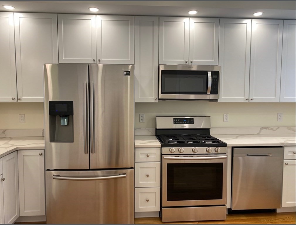 3 bed, 3.5 bath apartment for rent at 16 Walnut St Unit 1, Tufts University — photo 4 of 17