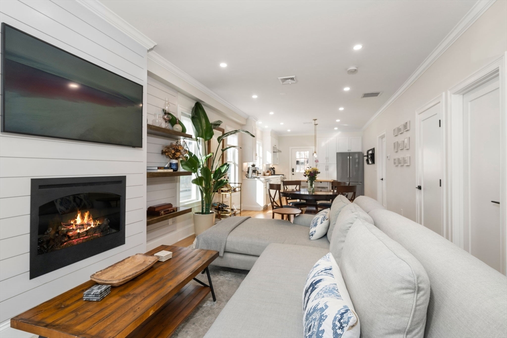3 bed, 2.5 bath apartment for rent at 14 Norumbega St Unit 14, Strawberry Hill — photo 3 of 19