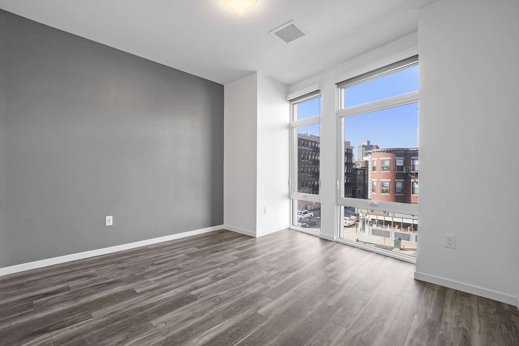 325 Snell, Fall River