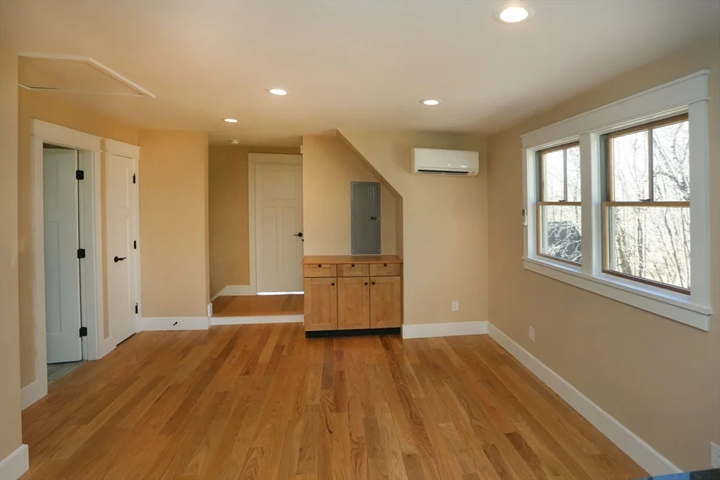 12 Warren Ave, Amesbury