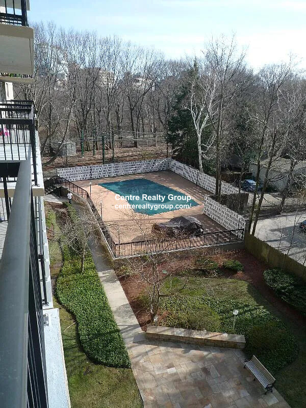 101 Monmouth Ct, Longwood