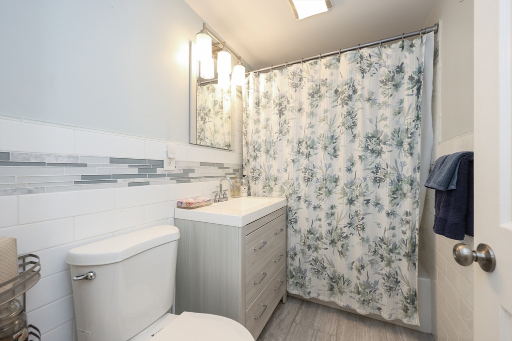 54 Jacqueline Rd, Waltham