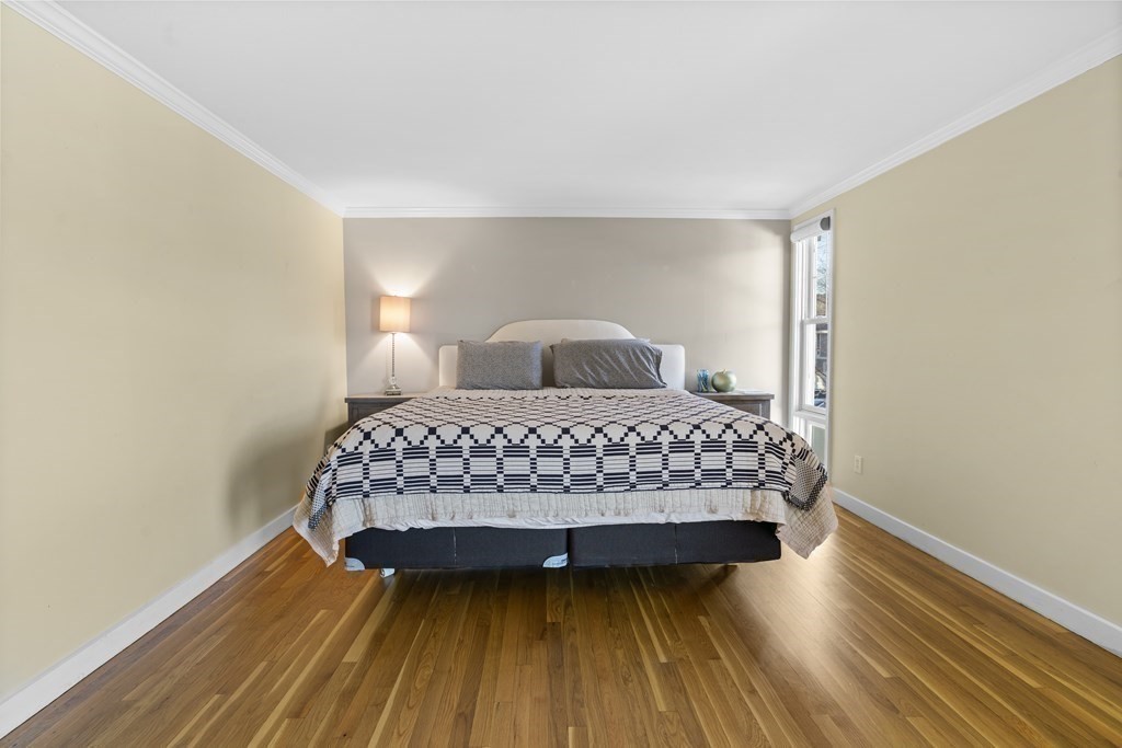 11 Oak St, Wellesley