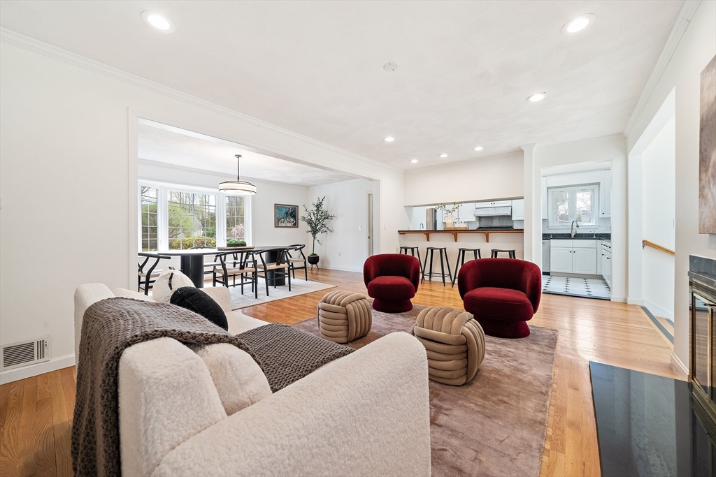 28 Mansfield Rd, Wellesley