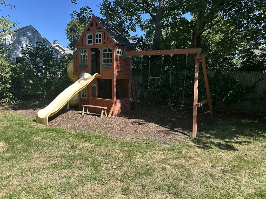 12 Pearl St, Mattapoisett