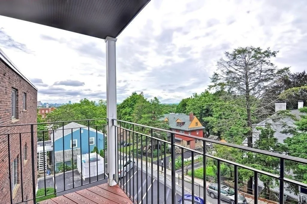 27 Alpine St, West End