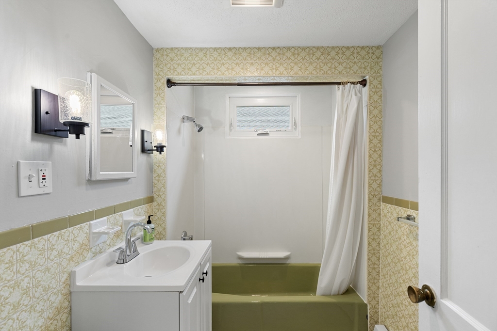 14 Corinthian Rd, Tufts