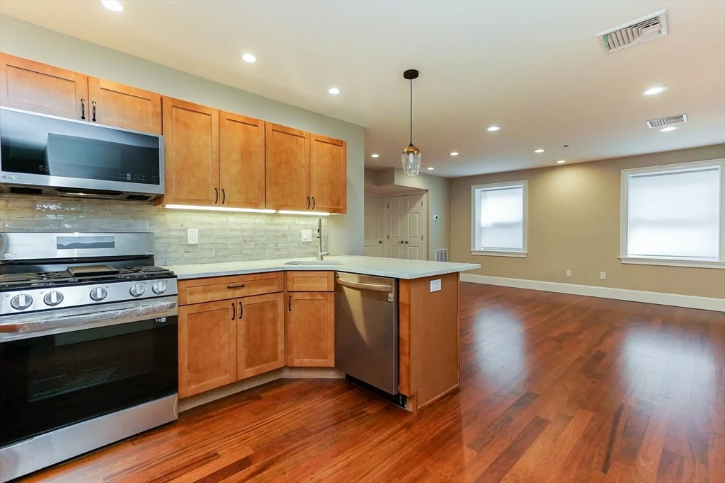 120 W 7th St, South Boston