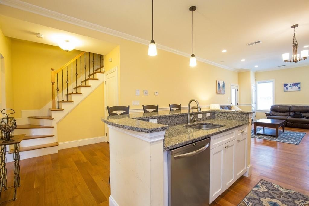 8 Gates St, South Boston