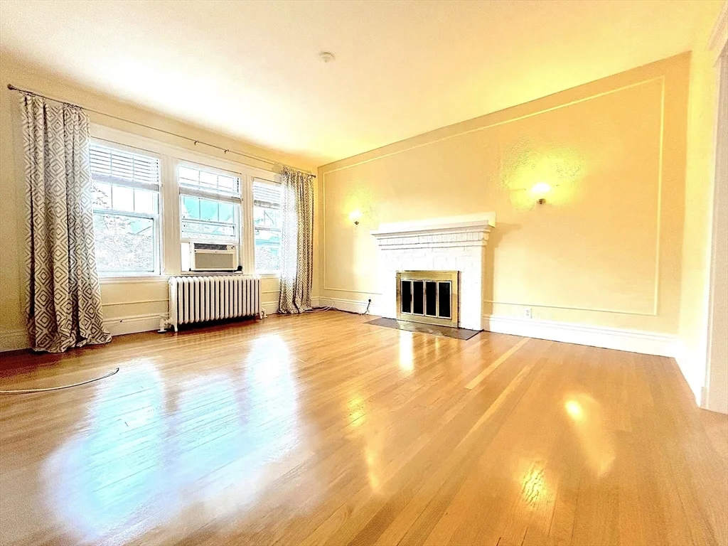 82 Stearns Rd, Longwood