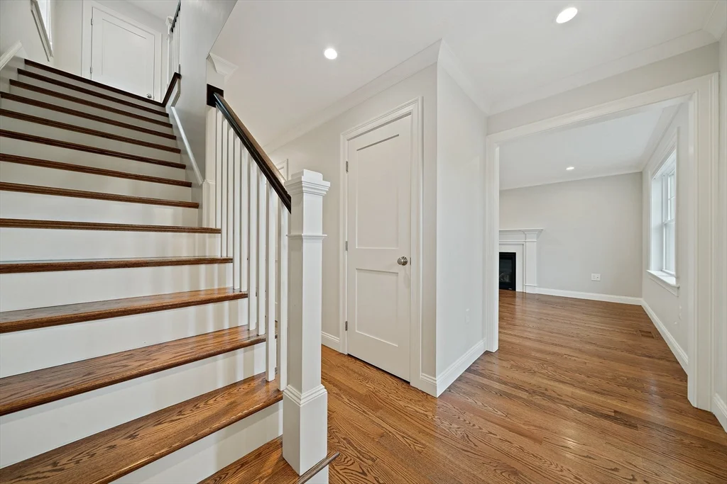 15 Lakeview Ave, Waltham