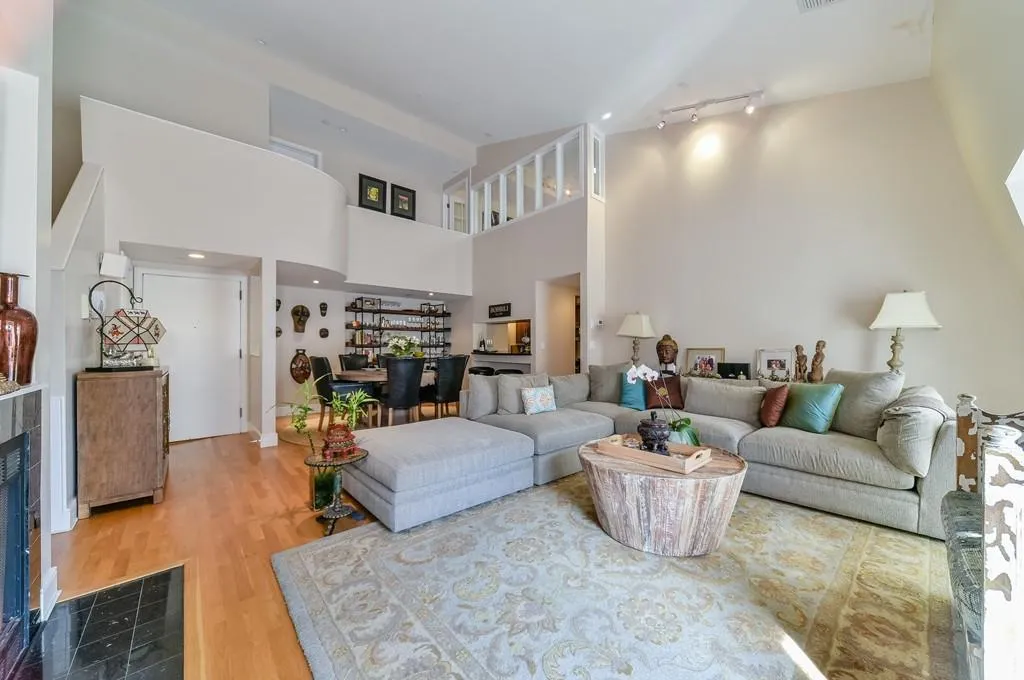 201 Newbury St, Back Bay