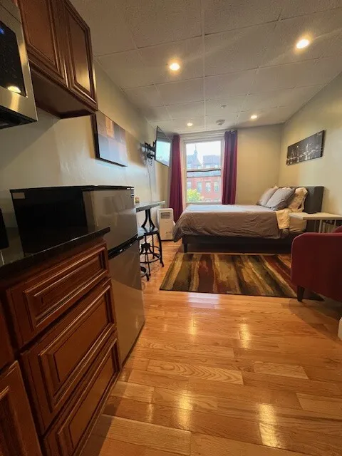 302 Newbury St, Back Bay