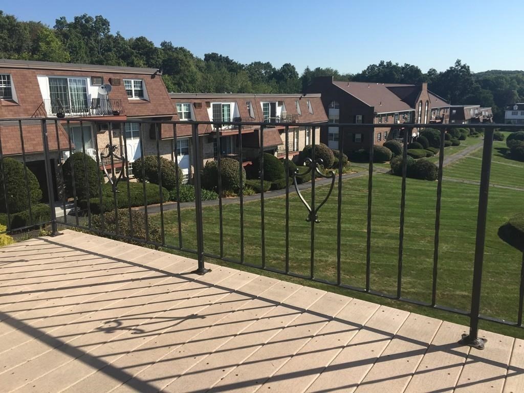 2 Williamsburg Ct, Shrewsbury