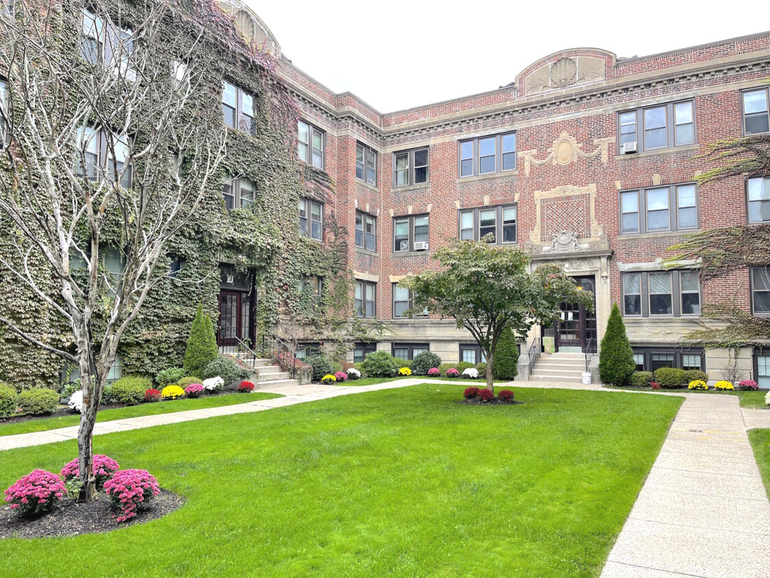 10 Greenway Ct, Coolidge Corner