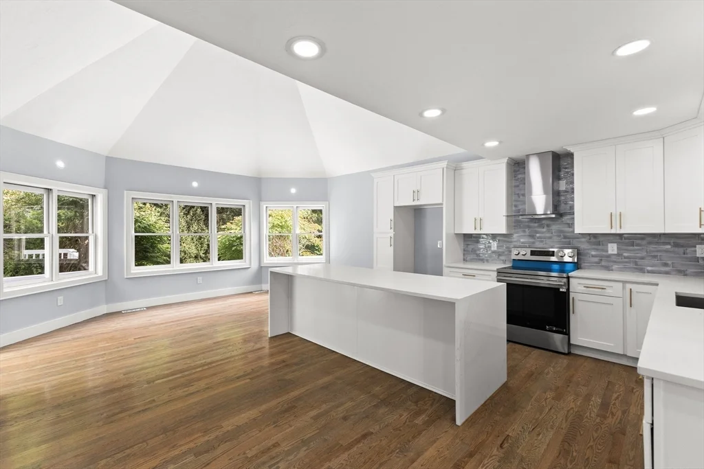 24 Country Club Dr, Plymouth