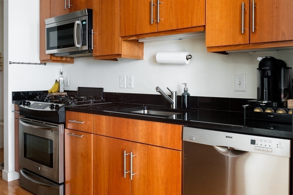 80 Broad St, Waterfront