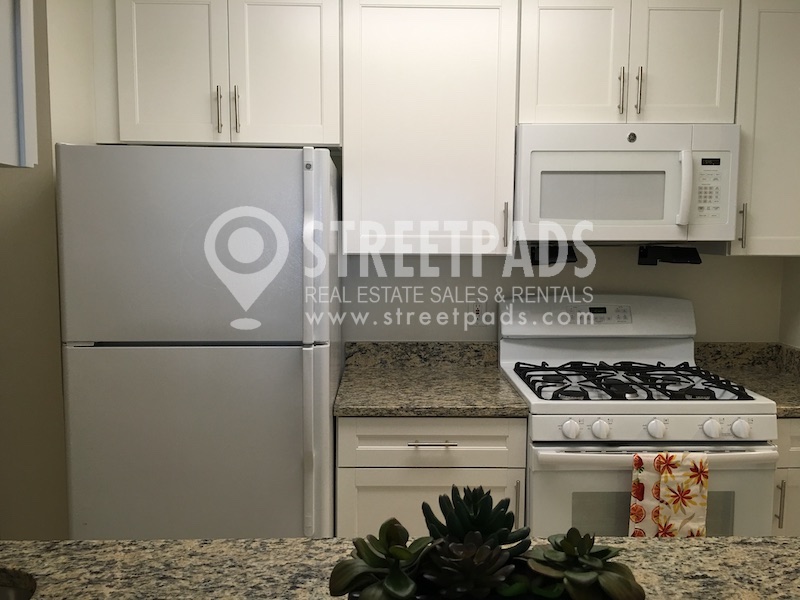 700 Huron Ave, Strawberry Hill