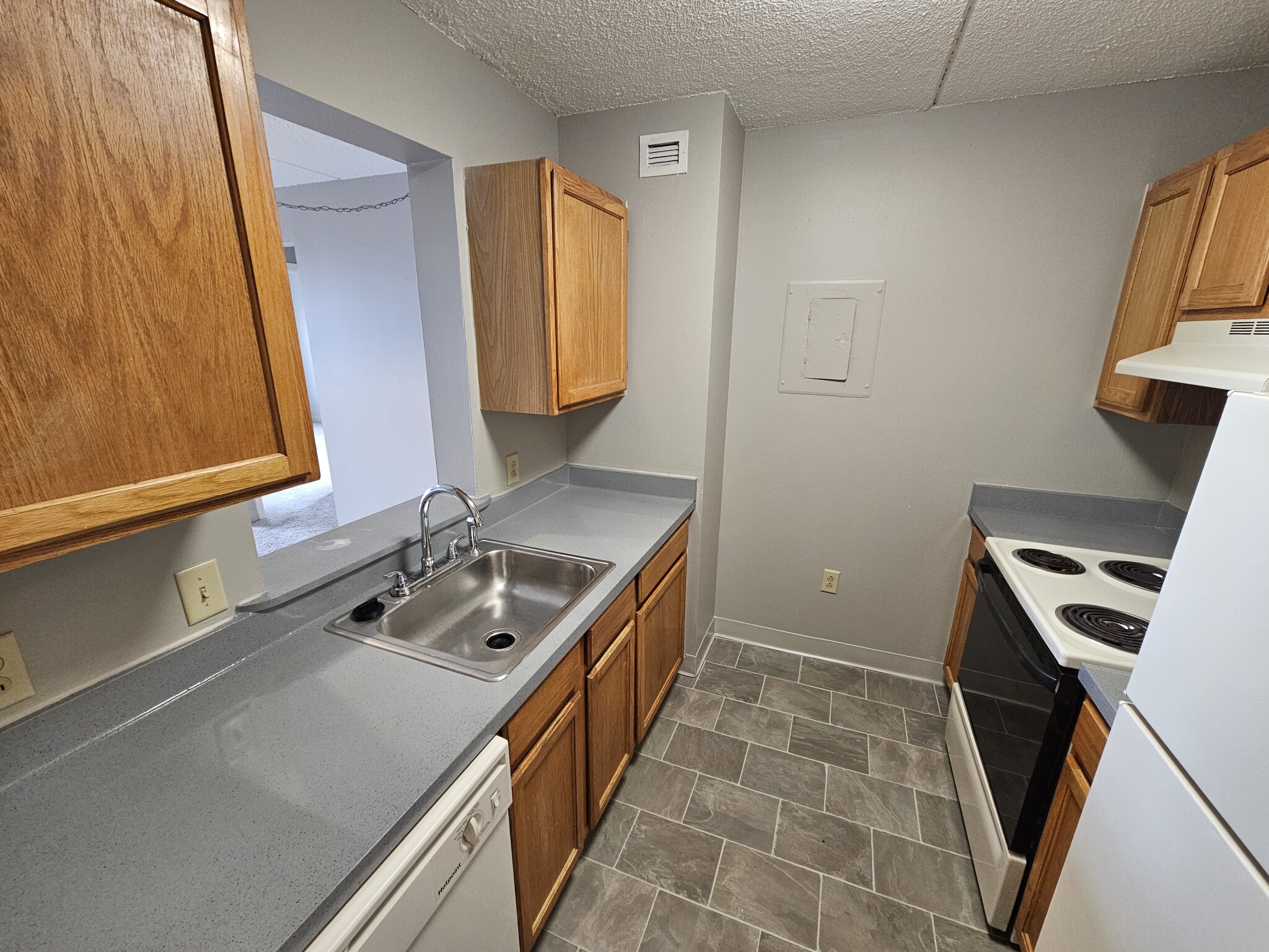 1 South Point Dr, Dorchester