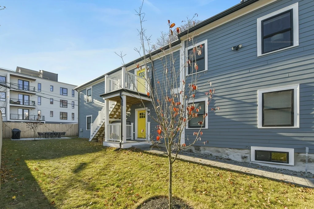 17 Akron St, Roxbury