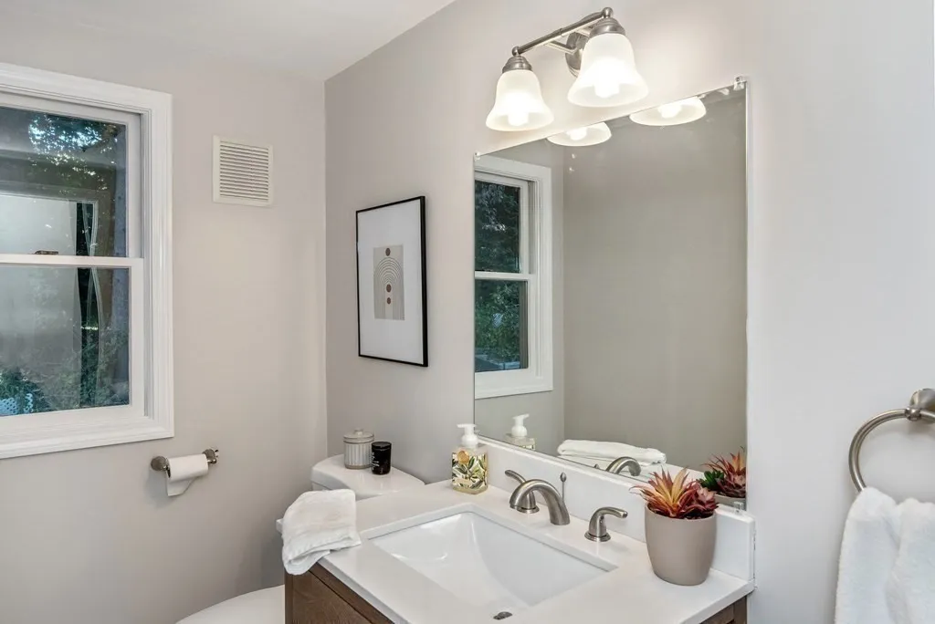 29 Burke Ln, Wellesley