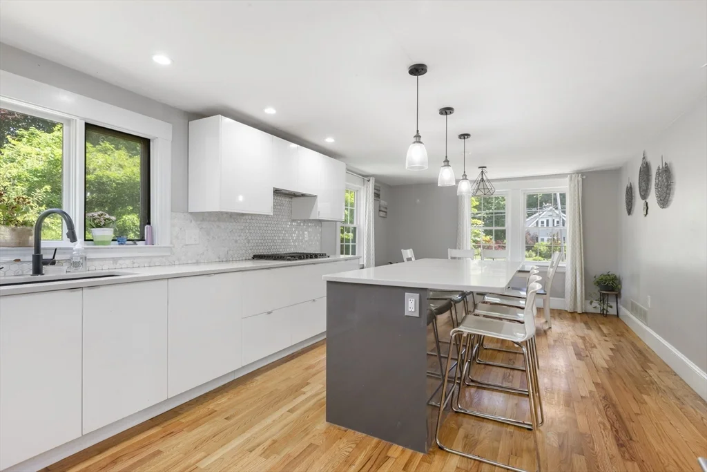 665 S Main St, Sharon