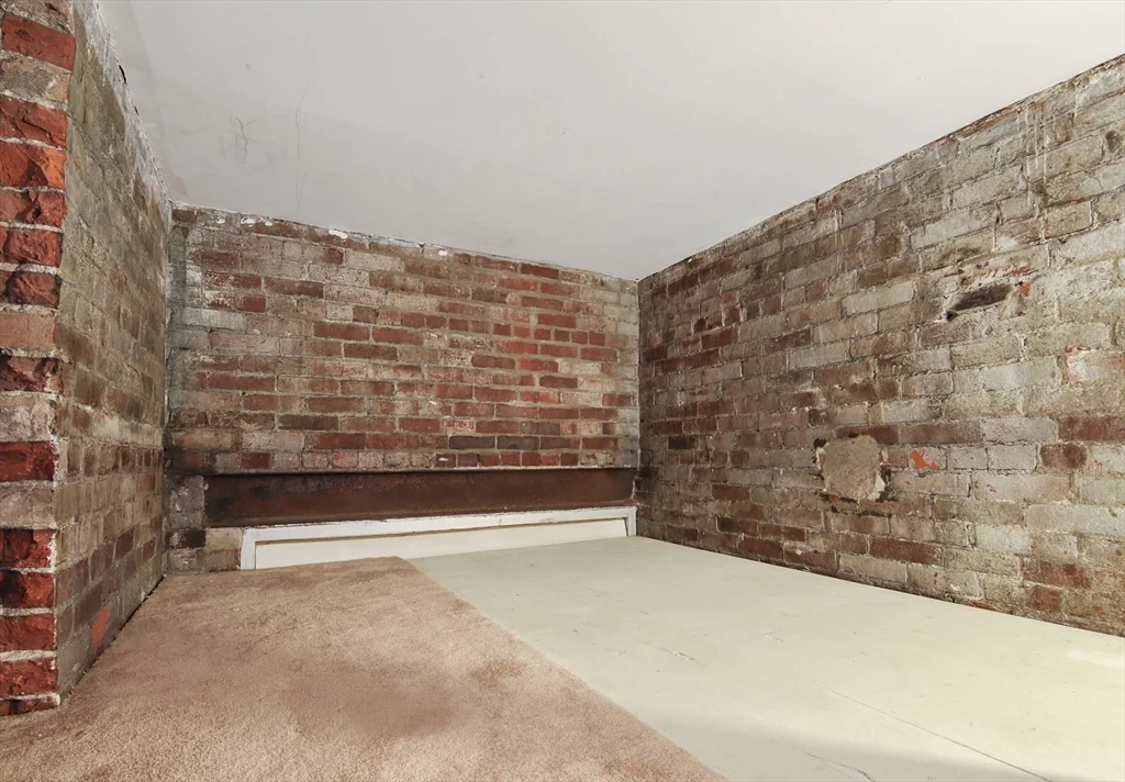 107 South, Leather District