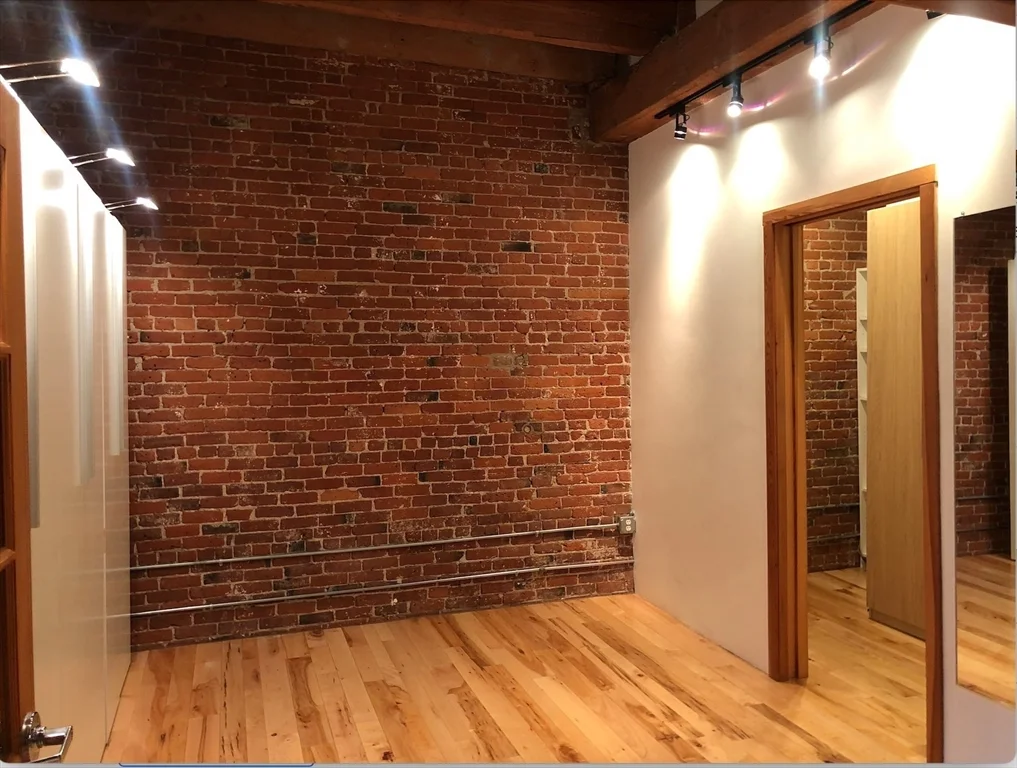 11-21 Wormwood, Seaport District