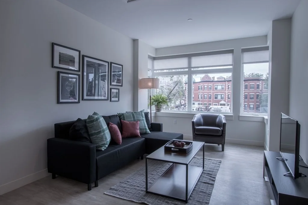 900 Beacon St, Fenway