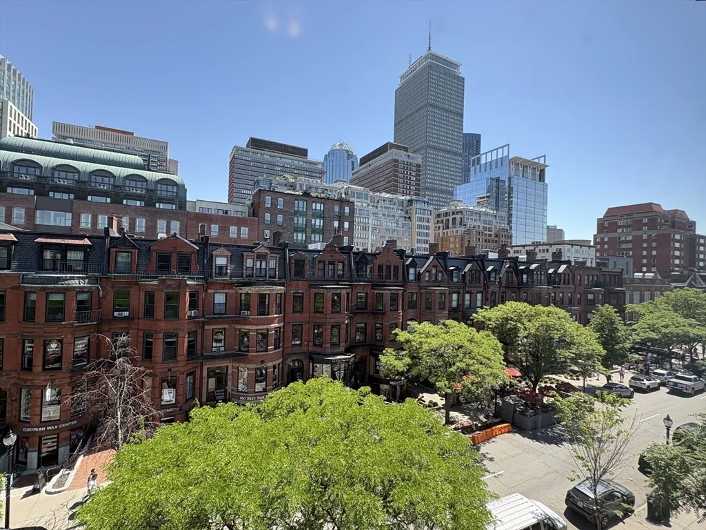211 Newbury St, Back Bay