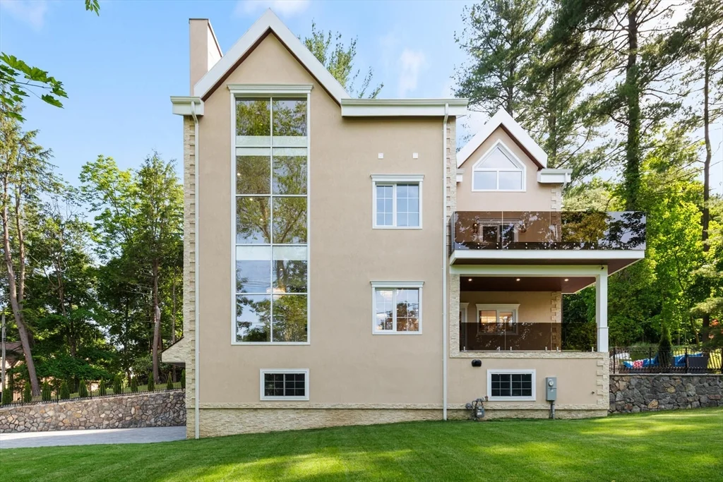 58 Chestnut St, Lynnfield