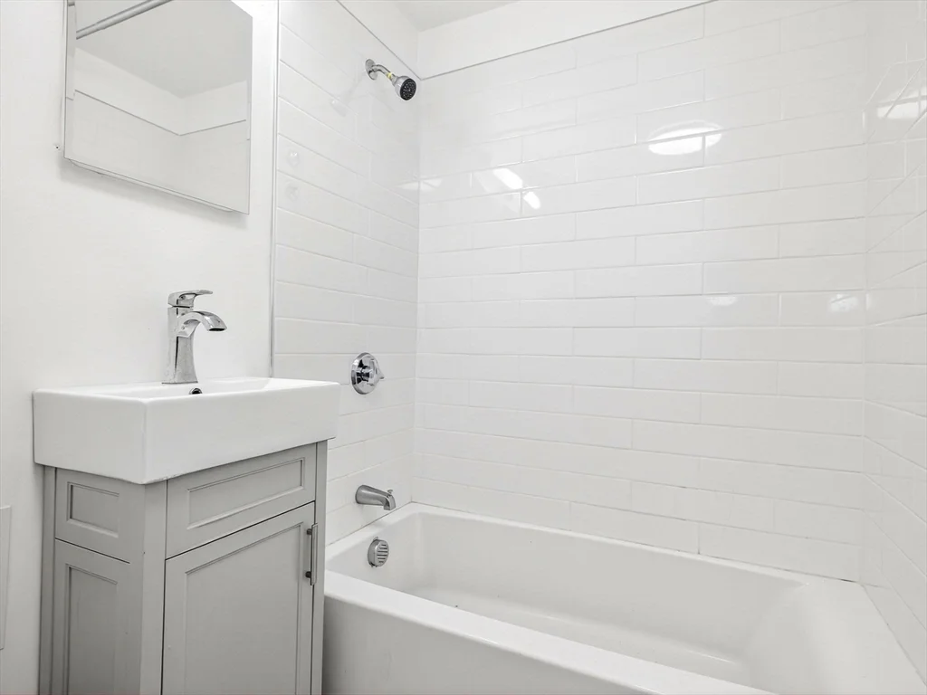 228 Newbury St, Back Bay