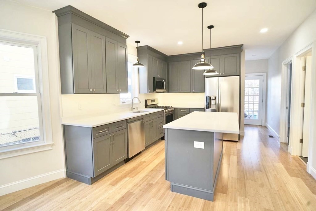 5 bed, 2 bath apartment for rent at 75 Wareham St Unit 1, Tufts University — photo 3 of 10