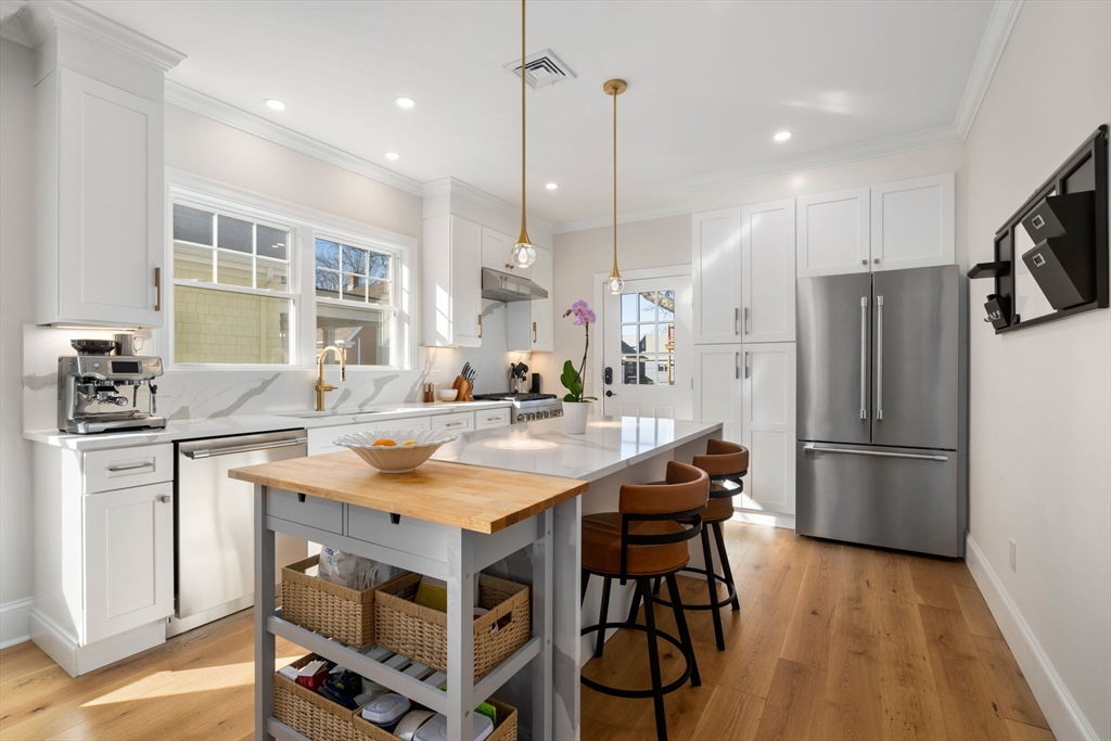 3 bed, 2.5 bath apartment for rent at 14 Norumbega St Unit 14, Strawberry Hill — photo 4 of 19