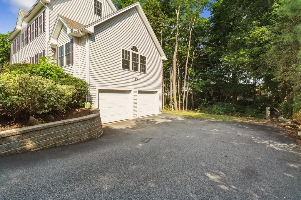 19 Benjamin Ln, Reading