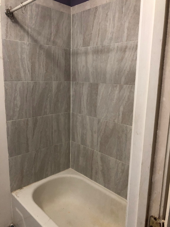 11 Akron St, Roxbury