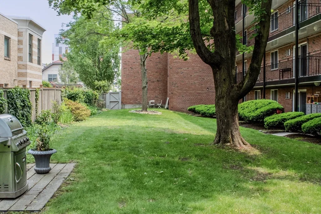 50 Green St, North Brookline