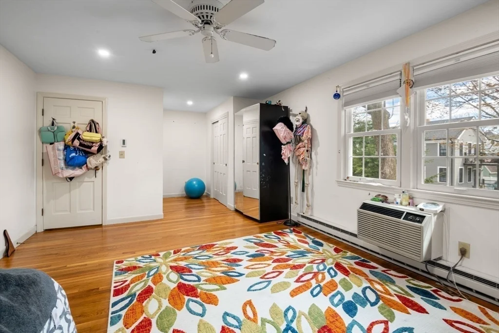 9 Town House Dr, Newtonville
