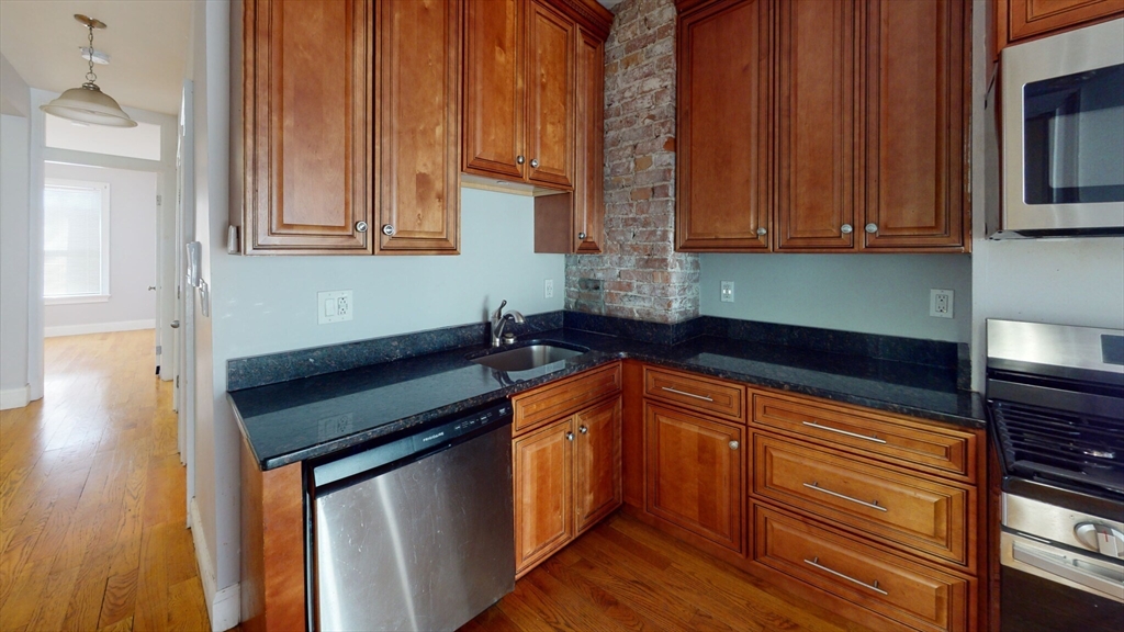 9 Chesterton St, Roxbury