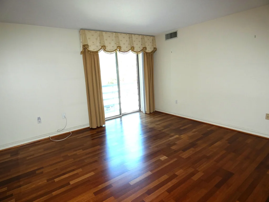 380 Place Ln, Woburn