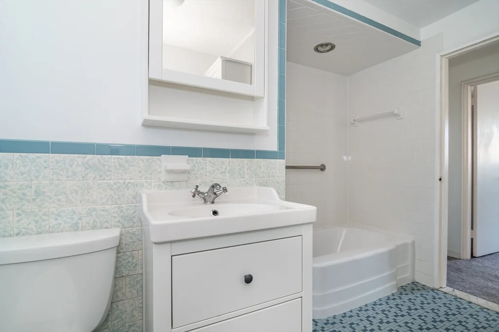 14 Rosslare Rd, Framingham