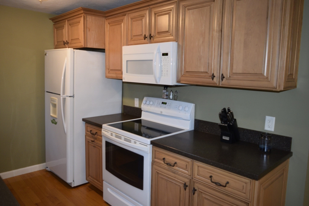 14 Meetinghouse Ln, Millbury