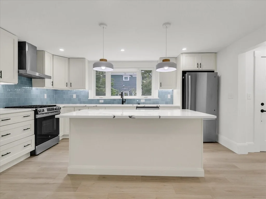 186 Main St, Wayland